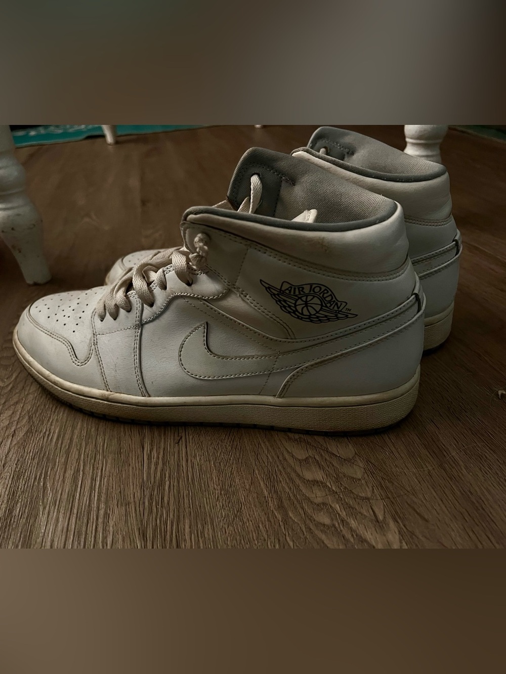 Air Jordan 1 Mid White Wolf Gray